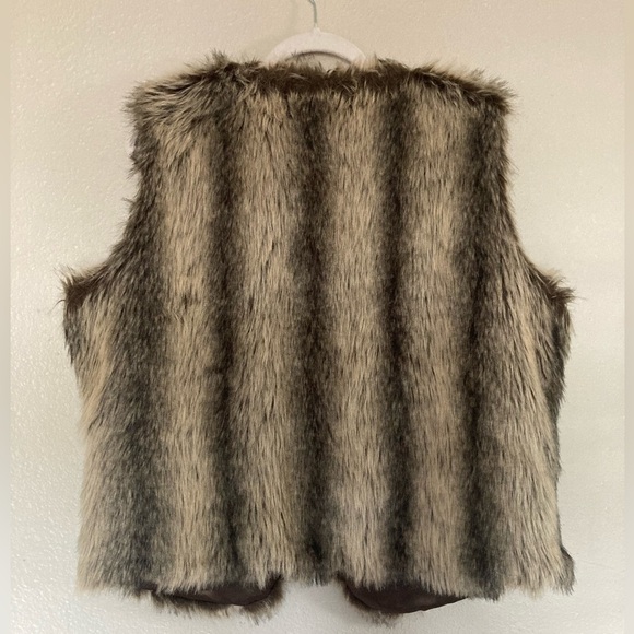 Me Jane Faux Fur Embellished Beaded Vest Size XL - Picture 3 of 10
